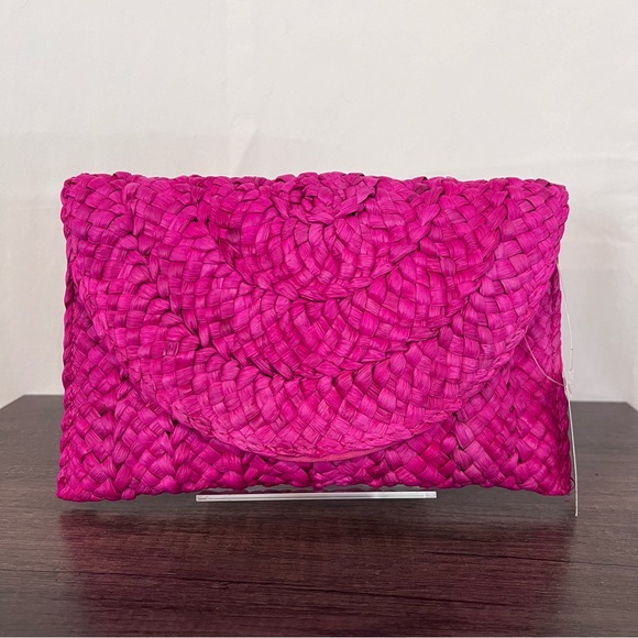 Straw Fuscia Clutch with Fold Over Clasp, Wristlet, and Gold Chain Strap NWT - Picture 5 of 10